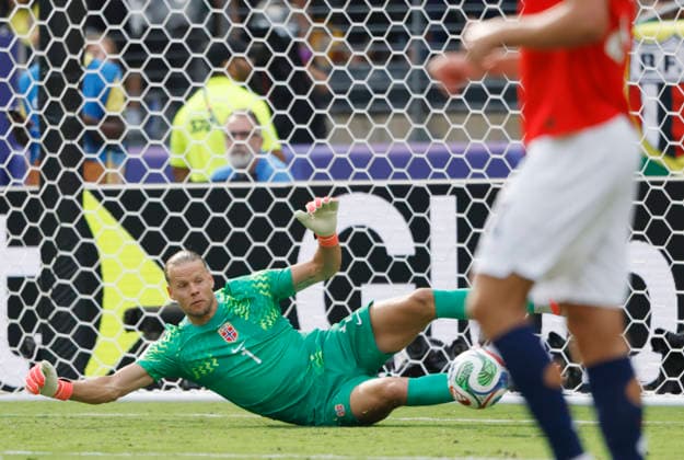 Norway s goalkeeper Orjan Nyland makes a save against Brazil in the second half of a Round of 16 FIFA World Cup, WM, Weltmeisterschaft, Fussball match at New York New Jersey Stadium in East Rutherford, New Jersey, on Sunday, July 5, 2026.  NYP20260705931 JOHNxANGELILLO