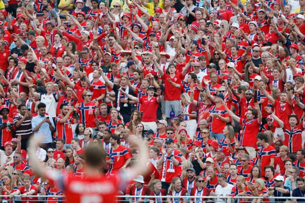 Norwegian fans cheer in the second half of a Round of 16 FIFA World Cup, WM, Weltmeisterschaft, Fussball match against Brazil at New York New Jersey Stadium in East Rutherford, New Jersey, on Sunday, July 5, 2026.  NYP20260705932 JOHNxANGELILLO