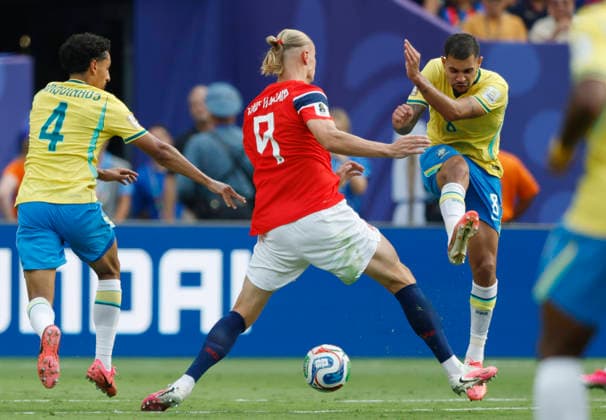 Norway s Erling Haaland challenges Brazil s Bruno Guimaraes in the second half of a Round of 16 FIFA World Cup, WM, Weltmeisterschaft, Fussball match at New York New Jersey Stadium in East Rutherford, New Jersey, on Sunday, July 5, 2026.  NYP20260705934 JOHNxANGELILLO
