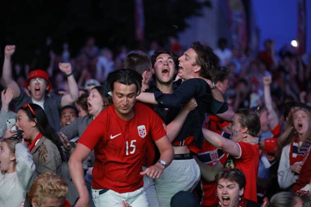 OSLO, NORWAY 20260705 Norwegian football fans celebrate at 0-1 as they watch the round of 16 match between Brazil and Norway on a big screen in Oslo during the World Cup. OSLO NORWAY x9200x *** OSLO, NORWAY, July 5, 2026: Norwegian soccer fans celebrate the 0-1 score as they watch the Round of 16 match between Brazil and Norway on a big screen in Oslo during the World Cup. OSLO, NORWAY x9200x  Copyright: xAdamxIhse TTx WORLD CUP NORWEGIAN FANS BRAZIL-NORWAY