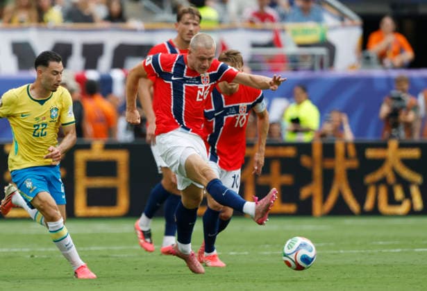 Norway s Julian Ryerson (26) takes a shot on goal against Brazil in the first half of a Round of 16 FIFA World Cup, WM, Weltmeisterschaft, Fussball match at New York New Jersey Stadium in East Rutherford, New Jersey, on Sunday, July 5, 2026.  NYP20260705918 JOHNxANGELILLO