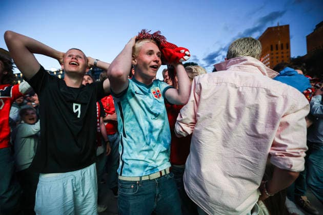 Fotball-VM 2026: Brasil - Norge Oslo 20260705. Publikum etter 0-2 malet til Haaland under VM-kampen mellom Brasil og Norge som vises pa storskjerm pa Radhusplassen i Oslo sondag kveld. Foto: Trond R. Teigen NTB Oslo Norge EDITORIAL USE ONLY. RESTRICTED USE FOR BETTING COMPANIES Ref:_SPOzCsyKVHgiKE.jpg *** 2026 FIFA World Cup Brazil Norway Oslo 20260705 Spectators react after Haaland scored the 0-2 goal during the World Cup match between Brazil and Norway, shown on a big screen at Radhusplassen in Oslo on Sunday evening. Photo: Trond R. Teigen, NTB, Oslo, Norway. EDITORIAL USE ONLY. RESTRICTED USE FOR BETTING COMPANIES  Copyright: xTrondxR.xTeigenx xNTBx