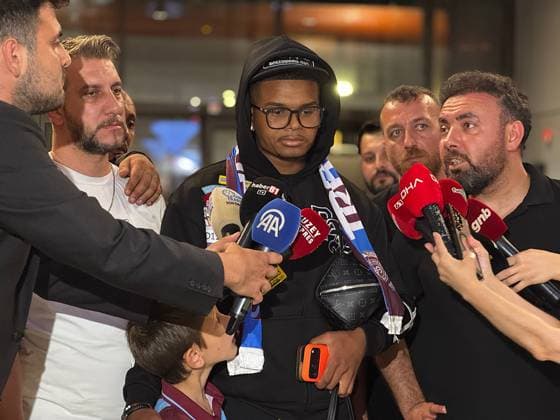 Trabzonspor s new transfers, Malinovskyi and Saviolo arrive in Turkiye TRABZON, TURKIYE - JULY 5: Trabzonspor s new signing Noah Saviolo answers journalists questions upon his arrival in Trabzon, alongside fellow new signing Ruslan Malinovskyi (not seen), in Trabzon, Turkiye, on July 5, 2026. Hasan Tascan Anadolu Trabzon Turkey. Editorial use only. Please get in touch for any other usage.  Copyright: x2026xAnadoluxHasanxTascanx