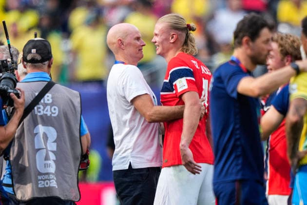Fotball-VM 2026: Brasil - Norge East Rutherford, New Jersey , USA 20260705. Norges lanslagssjef Stale Solbakken og Erling Braut Haaland etter kampslutt i 8-delsfinalen mellom Brasil og Norge under fotball-VM 2026 pa New Jersey stadion. Foto: Fredrik Varfjell NTB East Rutherford, New Jersey USA EDITORIAL USE ONLY. RESTRICTED USE FOR BETTING COMPANIES Ref:_SPOfb595Pc1v54.jpg *** 2026 FIFA World Cup Brazil Norway East Rutherford, New Jersey, USA 20260705 Norway’s national team coach Stale Solbakken and Erling Braut Haaland after the final whistle in the Round of 16 match between Brazil and Norway during the 2026 FIFA World Cup at New Jersey Stadium. Photo: Fredrik Varfjell, NTB, East Rutherford, New Jersey, USA EDITORIAL USE ONLY RESTRICTED USE FOR BETTING COMPANIES  Copyright: xFredrikxVarfjellx xNTBx