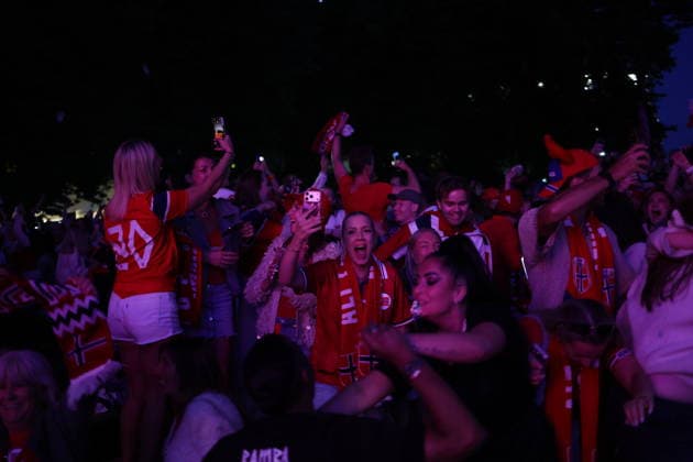 OSLO, NORWAY 20260706 Norwegian football fans celebrate after Norway beat Brazil in the round of 16 of the World Cup. OSLO NORWAY x9200x *** OSLO, NORWAY 20260706 Norwegian soccer fans celebrate after Norway defeated Brazil in the round of 16 of the World Cup OSLO NORWAY x9200x  Copyright: xAdamxIhse TTx WORLD CUP NORWEGIAN FANS BRAZIL-NORWAY