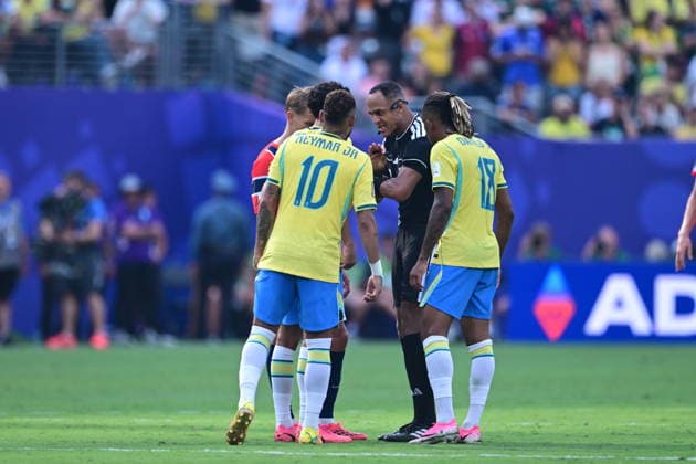 Brazil v Norway - FIFA World Cup, WM, Weltmeisterschaft, Fussball 2026 - Round of 16 NEW JERSEY, UNITED STATES - JULY 05: Neymar of Brazil talks to the referee during the FIFA World Cup 2026 Round of 16 match between Brazil and Norway at New Jersey Stadium (MetLife Stadium) in East Rutherford, New Jersey, USA, on July 05, 2026. Abdulhamid Hosbas Anadolu New Jersey United States. Editorial use only. Please get in touch for any other usage.  Copyright: x2026xAnadoluxAbdulhamidxHosbasx