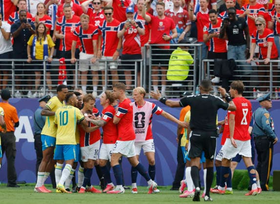 Brazil and Norway players scuffle in the closing minutes of the second half of a Round of 16 FIFA World Cup, WM, Weltmeisterschaft, Fussball match at New York New Jersey Stadium in East Rutherford, New Jersey, on Sunday, July 5, 2026. Norway defeated Brazil 2-1.  NYP20260705949 JOHNxANGELILLO