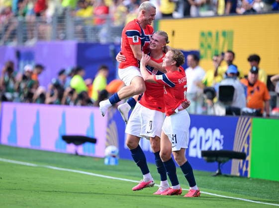 Brazil v Norway - FIFA World Cup, WM, Weltmeisterschaft, Fussball 2026 - Round of 16 NEW JERSEY, UNITED STATES - JULY 05: Erling Haaland of Norway celebrates with his teammates after the FIFA World Cup 2026 Round of 16 match between Brazil and Norway at New Jersey Stadium (MetLife Stadium) in East Rutherford, New Jersey, USA, on July 05, 2026. Abdulhamid Hosbas Anadolu New Jersey United States. Editorial use only. Please get in touch for any other usage.  Copyright: x2026xAnadoluxAbdulhamidxHosbasx