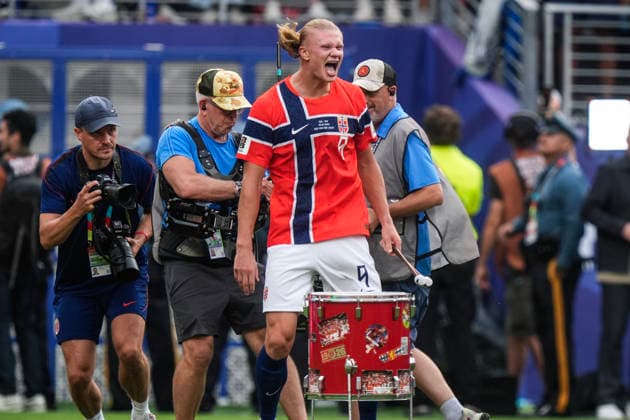 Fotball-VM 2026: Brasil - Norge East Rutherford, New Jersey , USA 20260706. Herrelandslaget ror etter kampslutt i 8-delsfinalen mellom Brasil og Norge under fotball-VM 2026 pa New Jersey stadion. Foto: Terje Pedersen NTB East Rutherford, New Jersey USA EDITORIAL USE ONLY. RESTRICTED USE FOR BETTING COMPANIES Ref:_SPOEj6xCCGfQik.jpg *** 2026 FIFA World Cup Brazil Norway East Rutherford, New Jersey, USA 20260706 The Norwegian men’s national team celebrates after the final whistle in the Round of 16 match between Brazil and Norway during the 2026 FIFA World Cup at New Jersey Stadium. Photo: Terje Pedersen, NTB East Rutherford, New Jersey, USA EDITORIAL USE ONLY RESTRICTED USE FOR BETTING COMPANIES  Copyright: xTerjexPedersenx xNTBx