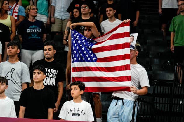 United States v Serbia: Final - FIBA U17, U 17 Basketball World Cup 2026 United States fans display their flag during the FIBA U17 Basketball World Cup final match between the United States and Serbia at BDC Main Venue in Istanbul, Turkey, on July 5, 2026. Istanbul Istanbul Turkey  Copyright: xYagizxGurtugx originalFilename:gurtug-usavserb260705_np1S6.jpg