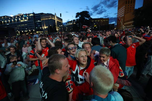 World Cup 2026: Brazil - Norway Oslo 20260705. Audiences watch the World Cup match between Brazil and Norway shown on a big screen at Radhusplassen in Oslo on Sunday evening. Photo: Trond R. Teigen NTB Oslo Norway EDITORIAL USE ONLY. RESTRICTED USE FOR BETTING COMPANIES Ref:_SPOrXsmKZlXYIA.jpg *** 2026 World Cup Brazil Norway Oslo July 5, 2026 Spectators watch the World Cup match between Brazil and Norway shown on a big screen at Radhusplassen in Oslo on Sunday evening. Photo: Trond R. Teigen, NTB, Oslo, Norway. EDITORIAL USE ONLY. RESTRICTED USE FOR BETTING COMPANIES.  Copyright: xTrondxR.xTeigenx xNTBx