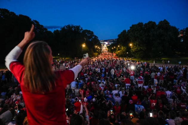 Fotball-VM 2026: Brasil - Norge Oslo 20260706. Norske supportere feirer pa slottsplassen og Karl Johans gate etter seier i 8-delsfinalen mellom Brasil og Norge under fotball-VM 2026. Foto: Javad Parsa NTB Oslo Norge EDITORIAL USE ONLY. RESTRICTED USE FOR BETTING COMPANIES Ref:_SPOe2EioL7TYaA.jpg *** 2026 World Cup Brazil Norway Oslo 20260706 Norwegian fans celebrate in the Palace Square and on Karl Johans Gate after Norway’s victory in the quarterfinals against Brazil during the 2026 World Cup. Photo: Javad Parsa, NTB, Oslo, Norway. EDITORIAL USE ONLY RESTRICTED USE FOR BETTING COMPANIES  Copyright: xJavadxParsax xNTBx