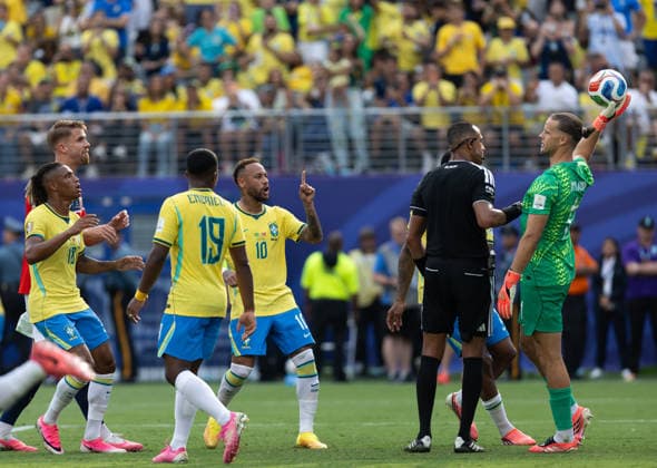 EAST RUTHERFORD, NEW JERSEY - JULY 5: Neymar of Brazil argues with Norway goalkeeper orjan Nyland after scoring his teams first goal from a penalty during the FIFA World Cup, WM, Weltmeisterschaft, Fussball 2026 Round Of 16 match between Brazil and Norway at New York New Jersey Stadium on July 5, 2026 in East Rutherford, New Jersey.  Copyright: xMBxMediax