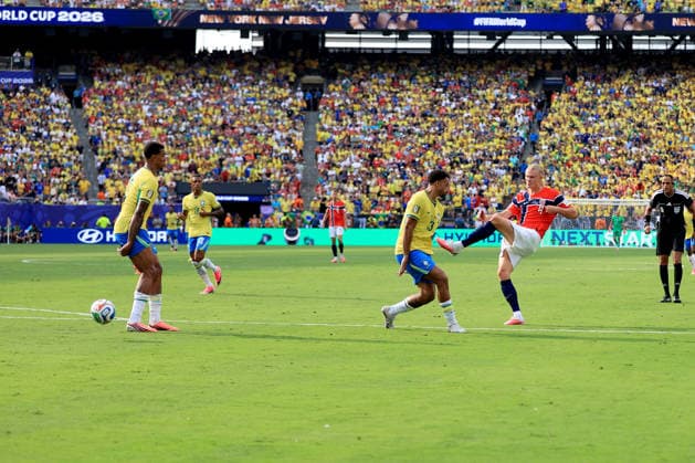 Brazil v Norway - FIFA World Cup, WM, Weltmeisterschaft, Fussball 05 July 2026 New Jersey - FIFA World Cup - Round of 16 - Brazil v Norway - Erling Haaland of Norway scoring his second goal - Photo: Simon Stacpoole Offside. East Rutherford USA *** Brasilien gegen Norwegen – FIFA-Weltmeisterschaft, 5. Juli 2026, New Jersey – FIFA-Weltmeisterschaft, Achtelfinale: Brasilien gegen Norwegen – Erling Haaland aus Norwegen erzielt sein zweites Tor – Foto: Simon Stacpoole – Abseits – East Rutherford, USA  Copyright: xSimonxStacpoolexOffside