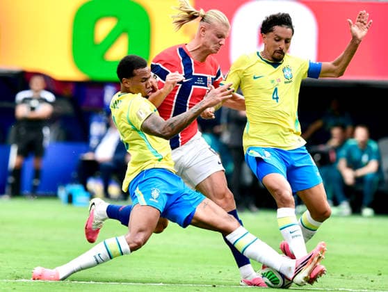 EAST RUTHERFORD, NEW JERSEY - JULY 5: Gabriel Magalhaes and Marquinhos (right) of Brazil battle for the ball with Erling Haaland of Norway during the FIFA World Cup, WM, Weltmeisterschaft, Fussball 2026 Round Of 16 match between Brazil and Norway at New York New Jersey Stadium on July 5, 2026 in East Rutherford, New Jersey.  Copyright: xMBxMediax