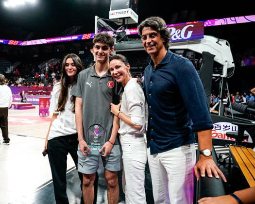 United States v Serbia: Final - FIBA U17, U 17 Basketball World Cup 2026 Omer Kutluay of Turkey and his family, including Ibrahim Kutluay, are seen after the FIBA U17 Basketball World Cup final match between the United States and Serbia at BDC Main Venue on July 5, 2026, in Istanbul, Turkey. Istanbul Istanbul Turkey  Copyright: xYagizxGurtugx originalFilename:gurtug-usavserb260705_npDaj.jpg