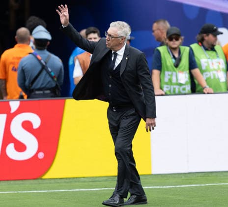 EAST RUTHERFORD, NEW JERSEY - JULY 5: Brazil Head Coach Carlo Ancelotti waves to the fans before the FIFA World Cup, WM, Weltmeisterschaft, Fussball 2026 Round Of 16 match between Brazil and Norway at New York New Jersey Stadium on July 5, 2026 in East Rutherford, New Jersey.  Copyright: xMBxMediax