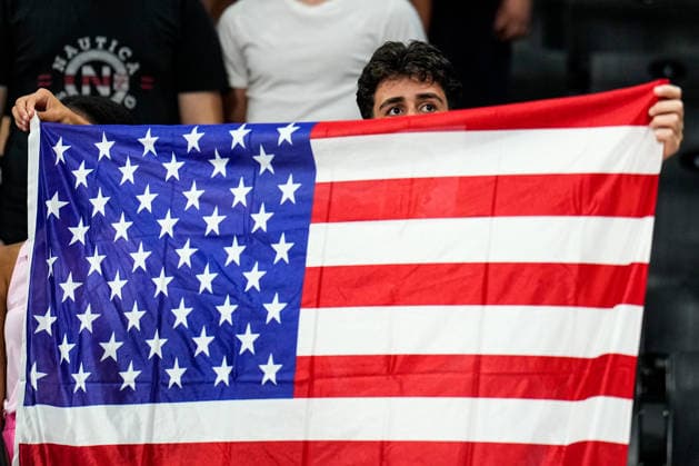 United States v Serbia: Final - FIBA U17, U 17 Basketball World Cup 2026 United States fans display their flag during the FIBA U17 Basketball World Cup final match between the United States and Serbia at BDC Main Venue in Istanbul, Turkey, on July 5, 2026. Istanbul Istanbul Turkey  Copyright: xYagizxGurtugx originalFilename:gurtug-usavserb260705_npa6d.jpg