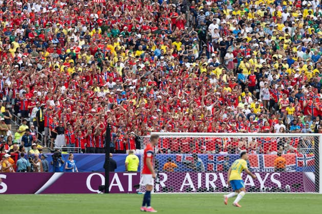 EAST RUTHERFORD, NEW JERSEY - JULY 5: Fans of Norway watch on during the FIFA World Cup, WM, Weltmeisterschaft, Fussball 2026 Round Of 16 match between Brazil and Norway at New York New Jersey Stadium on July 5, 2026 in East Rutherford, New Jersey.  Copyright: xMBxMediax