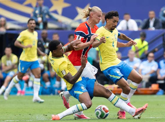 EAST RUTHERFORD, NEW JERSEY - JULY 5: Gabriel Magalhaes and Marquinhos (right) of Brazil battle for the ball with Erling Haaland of Norway during the FIFA World Cup, WM, Weltmeisterschaft, Fussball 2026 Round Of 16 match between Brazil and Norway at New York New Jersey Stadium on July 5, 2026 in East Rutherford, New Jersey.  Copyright: xMBxMediax