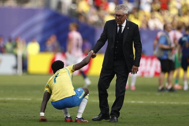 FIFA World Cup, WM, Weltmeisterschaft, Fussball 2026 - Round of 16 - Brazil vs Norway Brazil s head coach Carlo Ancelotti helps up his player Vinicius Junior after their defeat in the FIFA World Cup 2026 Round of 16 match Brazil against Norway, in New Jersey, USA, 05 July 2026. EAST RUTHERFORD United States  Copyright: xWILLxOLIVERx