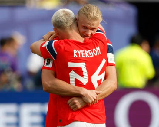 Norway s Erling Haaland (9) celebrates with Julian Ryerson as Norway defeats Brazil 2-1 in a Round of 16 FIFA World Cup, WM, Weltmeisterschaft, Fussball match at New York New Jersey Stadium in East Rutherford, New Jersey, on Sunday, July 5, 2026.  NYP20260705957 JOHNxANGELILLO