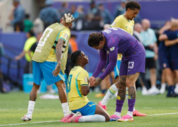 Brazil s Endrick is comforted by Ederson after Norway defeats Brazil 2-1 in a Round of 16 FIFA World Cup, WM, Weltmeisterschaft, Fussball match at New York New Jersey Stadium in East Rutherford, New Jersey, on Sunday, July 5, 2026.  NYP20260705960 JOHNxANGELILLO