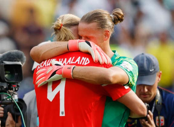 Norway s Erling Haaland celebrates with goalkeeper Orjan Nyland after Norway defeated Brazil 2-1 in a Round of 16 FIFA World Cup, WM, Weltmeisterschaft, Fussball match at New York New Jersey Stadium in East Rutherford, New Jersey, on Sunday, July 5, 2026.  NYP20260705962 JOHNxANGELILLO