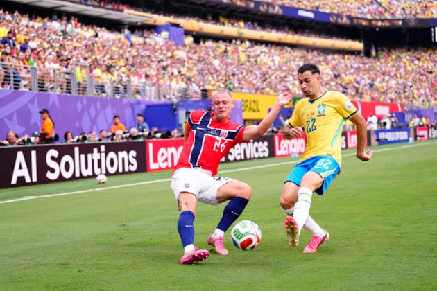 July 5, 2026, East Rutherford, New Jersey, United States: Julian Ryerson of Norway and Gabriel Martinelli of Brazil compete for the ball during the FIFA World Cup, WM, Weltmeisterschaft, Fussball 2026 Round Of 16 match between Brazil and Norway at New York New Jersey Stadium on July 05, 2026 in East Rutherford, New Jersey. Brazil V Norway: Round Of 16 - FIFA World Cup 2026  - ZUMAa181 20260705_zaa_a181_082 Copyright: xJosexBretonx