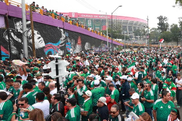 FIFA World Cup, WM, Weltmeisterschaft, Fussball 2026 - Round of 16 - Mexico vs. England Fans in Mexico cheer and wait outside Azteca Stadium ahead of a Round of 16 match in the 2026 FIFA World Cup between Mexico and England in Mexico City, Mexico, 05 July 2026. MEXICO CITY Mexico  Copyright: xMARIOxGUZMANx