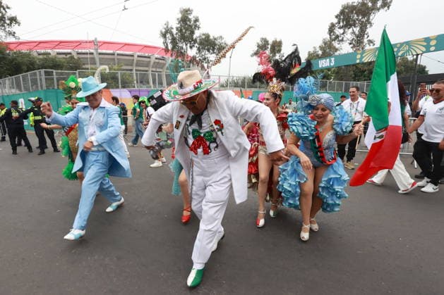 FIFA World Cup, WM, Weltmeisterschaft, Fussball 2026 - Round of 16 - Mexico vs. England Fans in Mexico perform a dance outside Azteca Stadium ahead of a Round of 16 match in the 2026 FIFA World Cup between Mexico and England in Mexico City, Mexico, 05 July 2026. MEXICO CITY Mexico  Copyright: xMARIOxGUZMANx