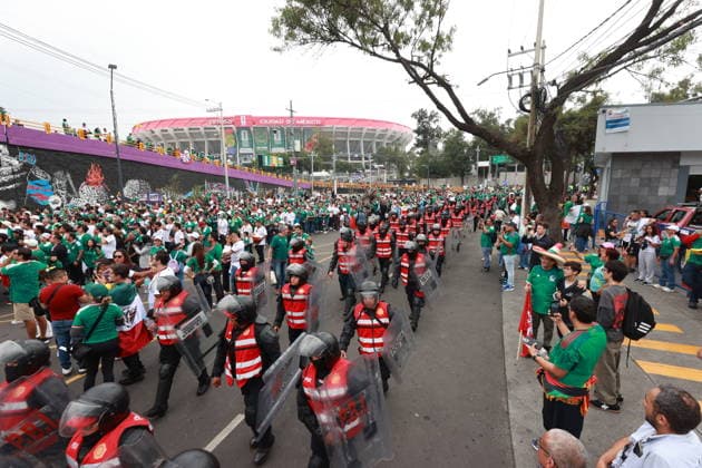 FIFA World Cup, WM, Weltmeisterschaft, Fussball 2026 - Round of 16 - Mexico vs. England Fans in Mexico gather outside Azteca Stadium ahead of a Round of 16 match in the 2026 FIFA World Cup between Mexico and England in Mexico City, Mexico, 05 July 2026. MEXICO CITY Mexico  Copyright: xMARIOxGUZMANx