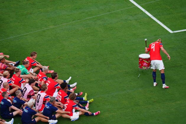 Sport Themen der Woche KW27 Brazil v Norway - FIFA World Cup, WM, Weltmeisterschaft, Fussball 2026 - Round of 16 NEW JERSEY, UNITED STATES - JULY 05: Erling Haaland (9) of Norway leads teammates in the Viking Row to celebrate the 2-1 victory after the FIFA World Cup 2026 Round of 16 match between Brazil and Norway at New Jersey Stadium (MetLife Stadium) in East Rutherford, New Jersey, USA, on July 05, 2026. Hakan Akgun Anadolu New Jersey United States. Editorial use only. Please get in touch for any other usage.  Copyright: x2026xAnadoluxHakanxAkgunx