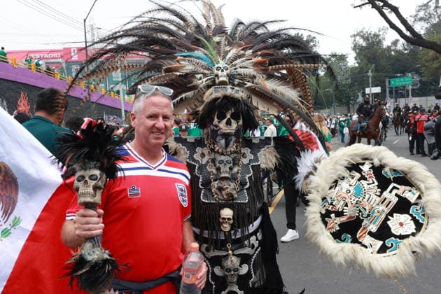FIFA World Cup, WM, Weltmeisterschaft, Fussball 2026 - Round of 16 - Mexico vs. England Fans from Mexico and England gather outside Azteca Stadium ahead of a Round of 16 match in the 2026 FIFA World Cup between Mexico and England in Mexico City, Mexico, 05 July 2026. MEXICO CITY Mexico  Copyright: xMARIOxGUZMANx