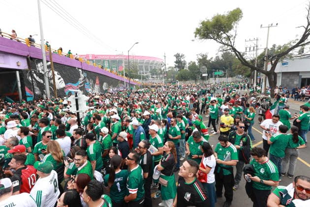 FIFA World Cup, WM, Weltmeisterschaft, Fussball 2026 - Round of 16 - Mexico vs. England Fans in Mexico wait outside Azteca Stadium ahead of a Round of 16 match in the 2026 FIFA World Cup between Mexico and England in Mexico City, Mexico, 05 July 2026. MEXICO CITY Mexico  Copyright: xMARIOxGUZMANx