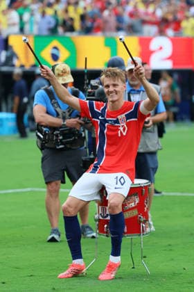 Brazil v Norway: Round of 16 - FIFA World Cup, WM, Weltmeisterschaft, Fussball 2026 Martin Odegaard of Norway celebrates with drum after winning the FIFA World Cup 2026 Round Of 16 match between Brazil and Norway at New York New Jersey Stadium on July 5, 2026 in East Rutherford, New Jersey. East Rutherford New York New Jersey Stadium NJ United States Copyright: xAllstarxPicturexLibraryxLtdx