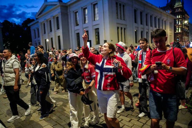 Fotball-VM 2026 Oslo 20260706. Norske supportere feirer pa slottsplassen og Karl Johans gate etter seier i 8-delsfinalen mellom Brasil og Norge under fotball-VM 2026. Foto: Terje Bendiksby NTB Oslo Norge EDITORIAL USE ONLY. RESTRICTED USE FOR BETTING COMPANIES Ref:_SPOB3XEWxmYpzo.jpg *** 2026 World Cup Oslo 20260706 Norwegian fans celebrate on the Palace Square and Karl Johans Gate after Norway’s victory in the Round of 16 match between Brazil and Norway during the 2026 World Cup. Photo: Terje Bendiksby, NTB, Oslo, Norway. EDITORIAL USE ONLY RESTRICTED USE FOR BETTING COMPANIES  Copyright: xTerjexBendiksbyx xNTBx