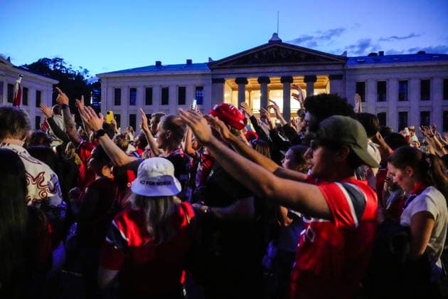 Fotball-VM 2026 Oslo 20260706. Norske supportere feirer pa slottsplassen og Karl Johans gate etter seier i 8-delsfinalen mellom Brasil og Norge under fotball-VM 2026. Foto: Terje Bendiksby NTB Oslo Norge EDITORIAL USE ONLY. RESTRICTED USE FOR BETTING COMPANIES Ref:_SPONP2C4pZCk0M.jpg *** 2026 World Cup Oslo 20260706 Norwegian fans celebrate on the Palace Square and Karl Johans Gate after Norway’s victory in the Round of 16 match between Brazil and Norway during the 2026 World Cup. Photo: Terje Bendiksby, NTB, Oslo, Norway. EDITORIAL USE ONLY RESTRICTED USE FOR BETTING COMPANIES  Copyright: xTerjexBendiksbyx xNTBx