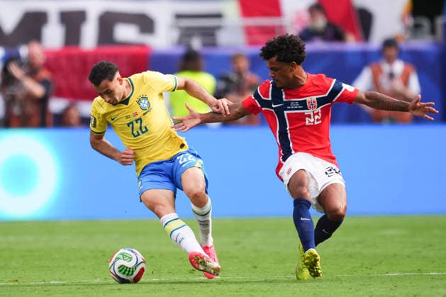 July 5, 2026, East Rutherford, New Jersey, United States: Gabriel Martinelli of Brazil and Oscar Bobb of Norway compete for the ball during the FIFA World Cup, WM, Weltmeisterschaft, Fussball 2026 Round Of 16 match between Brazil and Norway at New York New Jersey Stadium on July 05, 2026 in East Rutherford, New Jersey. East Rutherford United States - ZUMAa181 20260705_zaa_a181_093 Copyright: xJosexBretonx