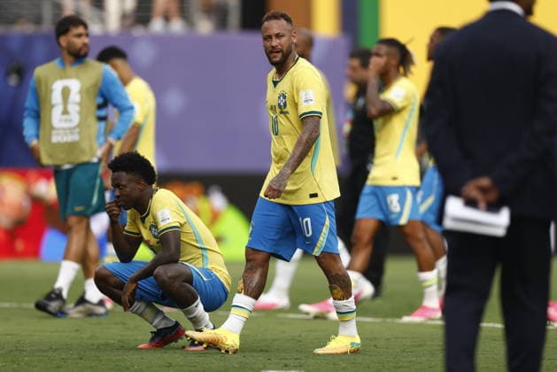 FIFA World Cup, WM, Weltmeisterschaft, Fussball 2026 - Round of 16 - Brazil vs Norway Brazil s Vinicius Junior (L) and Neymar (C) react after their defeat in the FIFA World Cup 2026 Round of 16 match Brazil against Norway, in New Jersey, USA, 05 July 2026. EAST RUTHERFORD United States  Copyright: xWILLxOLIVERx