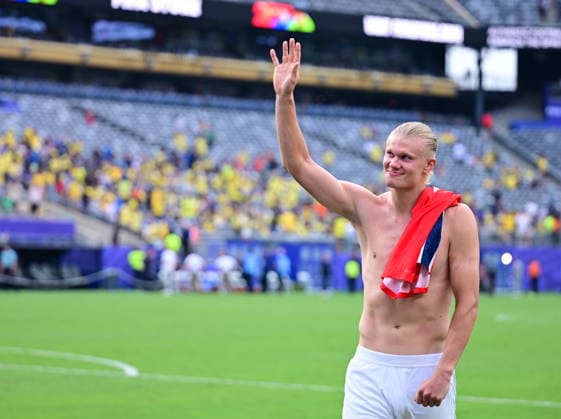 Brazil v Norway - FIFA World Cup, WM, Weltmeisterschaft, Fussball 2026 - Round of 16 NEW JERSEY, UNITED STATES - JULY 05: Erling Braut Haaland of Norway greets the fans after the FIFA World Cup 2026 Round of 16 match between Brazil and Norway at New Jersey Stadium (MetLife Stadium) in East Rutherford, New Jersey, USA, on July 05, 2026. Abdulhamid Hosbas Anadolu New Jersey United States. Editorial use only. Please get in touch for any other usage.  Copyright: x2026xAnadoluxAbdulhamidxHosbasx