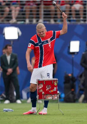 Erling Haaland (Norway, 9) trommelt nach dem Spiel. Vor den Fans. FIFA World Cup, WM, Weltmeisterschaft, Fussball 2026: Brazil v Norway 05 July 2026, FIFA World Cup 2026: Brazil v Norway (Round of 16) at New York New Jersey Stadium in East Rutherford, New Jersey, USA. *** Erling Haaland of Norway, No. 9, celebrates in front of the fans after the game. FIFA World Cup 2026: Brazil vs. Norway, July 5, 2026; FIFA World Cup 2026 Round of 16 match between Brazil and Norway at New York New Jersey Stadium in East Rutherford, New Jersey, USA Copyright: HMBxMedia xMarcoxBader