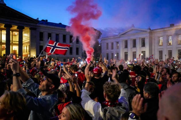 Sport Themen der Woche KW27 Fotball-VM 2026 Oslo 20260706. Norske supportere feirer pa slottsplassen og Karl Johans gate etter seier i 8-delsfinalen mellom Brasil og Norge under fotball-VM 2026. Foto: Terje Bendiksby NTB Oslo Norge EDITORIAL USE ONLY. RESTRICTED USE FOR BETTING COMPANIES Ref:_SPOXLG39_Auix8.jpg *** 2026 World Cup Oslo 20260706 Norwegian fans celebrate on the Palace Square and Karl Johans Gate after Norway’s victory in the Round of 16 match between Brazil and Norway during the 2026 World Cup. Photo: Terje Bendiksby, NTB, Oslo, Norway. EDITORIAL USE ONLY RESTRICTED USE FOR BETTING COMPANIES  Copyright: xTerjexBendiksbyx xNTBx