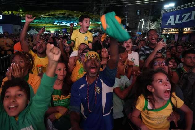 Brazilian Fans Watch World Cup Defeat to Norway in Rio de Janeiro RIO DE JANEIRO, BRAZIL JULY 5, 2026: Local football fans gather in the streets of Rio de Janeiro to watch the live broadcast of the FIFA World Cup, WM, Weltmeisterschaft, Fussball 2026 Round of 16 match between Brazil and Norway. Supporters filled public spaces across the city to cheer on the Brazilian national team, Nationalteam as Norway secured a 2 0 victory to advance to the quarterfinals. Rio de Janeiro Brazil Copyright: x xMarianaxGreifx xJNAxPressx