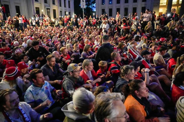 Fotball-VM 2026 Oslo 20260706. Norske supportere feirer pa slottsplassen og Karl Johans gate etter seier i 8-delsfinalen mellom Brasil og Norge under fotball-VM 2026. Foto: Terje Bendiksby NTB Oslo Norge EDITORIAL USE ONLY. RESTRICTED USE FOR BETTING COMPANIES Ref:_SPOKkVowQ-BHdY.jpg *** 2026 World Cup Oslo 20260706 Norwegian fans celebrate on the Palace Square and Karl Johans Gate after Norway’s victory in the Round of 16 match between Brazil and Norway during the 2026 World Cup. Photo: Terje Bendiksby, NTB, Oslo, Norway. EDITORIAL USE ONLY RESTRICTED USE FOR BETTING COMPANIES  Copyright: xTerjexBendiksbyx xNTBx