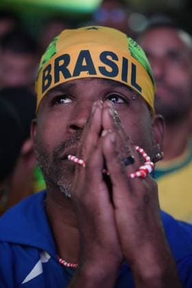 Brazilian Fans Watch World Cup Defeat to Norway in Rio de Janeiro RIO DE JANEIRO, BRAZIL JULY 5, 2026: Local football fans gather in the streets of Rio de Janeiro to watch the live broadcast of the FIFA World Cup, WM, Weltmeisterschaft, Fussball 2026 Round of 16 match between Brazil and Norway. Supporters filled public spaces across the city to cheer on the Brazilian national team, Nationalteam as Norway secured a 2 0 victory to advance to the quarterfinals. Rio de Janeiro Brazil Copyright: x xMarianaxGreifx xJNAxPressx