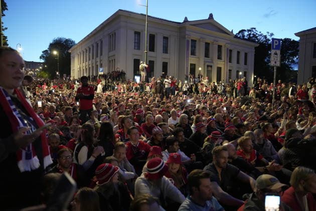 Fotball-VM 2026 Oslo 20260706. Norwegian supporters celebrate at Slottsplanse and Karl Johans gate after victory in the round of 16 between Brazil and Norway during the 2026 World Cup. Photo: Terje Bendiksby NTB Oslo Norge EDITORIAL USE ONLY. RESTRICTED USE FOR BETTING COMPANIES Ref:_SPOqSq8rqmG1IE.jpg *** 2026 World Cup, Oslo, July 6, 2026: Norwegian fans celebrate at Slottsplanse and Karl Johans gate after Norway’s victory over Brazil in the round of 16 during the 2026 World Cup. Photo by Terje Bendiksby, NTB, Oslo, Norway. EDITORIAL USE ONLY. RESTRICTED USE FOR BETTING COMPANIES  Copyright: xTerjexBendiksbyx xNTBx