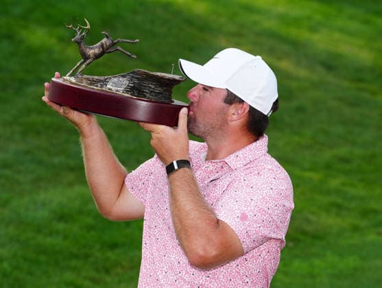 SILVIS, IL - JULY 05: PGA, Golf Herren golfer Chris Gotterup poses kisses the trophy after winning the John Deere Classic on July 5, 2026, at TPC Deere Run in Silvis, Illinois. (Photo by Brian Spurlock Icon Sportswire) GOLF: JUL 05 PGA John Deere Classic EDITORIAL USE ONLY Icon26070515