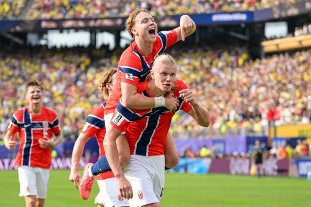 Fußball, WM 2026, 20260705, Brasilien - Norwegen. Im Bild Tor 0:2 Torjubel, v.l. Andreas SCHJELDERUP (Norwegen, 21) Torschütze, Erling HAALAND (Norwegen, 9). East Rutherford New-York-New-Jersey-Stadion New Jersey Vereinigte Staaten von Amerika *** Soccer, 2026 World Cup, 20260705, Brazil vs. Norway; Pictured: Goal 0-2, goal celebration; from left: Andreas SCHJELDERUP (Norway), 21; goal scorer: Erling HAALAND (Norway), 9; East Rutherford, New York, New Jersey; Stadium, New Jersey, United States of America Copyright: Passion2Press MarkusxFischerx