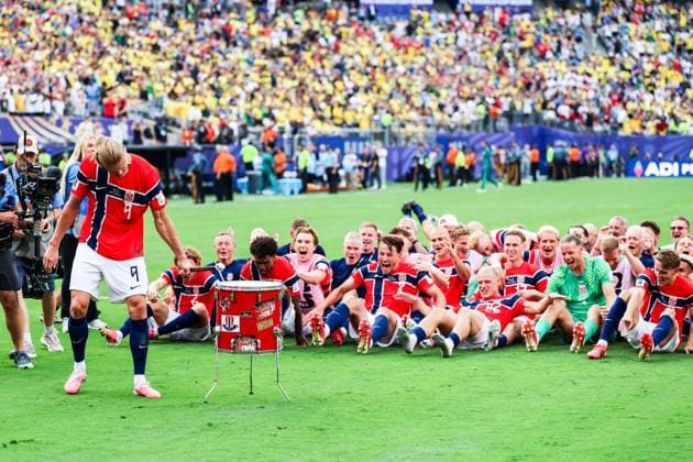 RECORD DATE NOT STATED FIFA World Cup, WM, Weltmeisterschaft, Fussball 2026 - Round of 16 - Brazil v Norway Norway s players celebrate qualifying for the quarterfinals by performing the Viking clap after defeating Brazil 2-1 to the Round of 16 match at the FIFA World Cup, at New York New Jersey Stadium, in East Rutherford, United States, on Sunday, July 05, 2026.(Foto: William Volcov Brazil Photo Press IMAGO) Sports East Rutherford NJ United States Copyright: xWILLIAMxVOLCOVx
